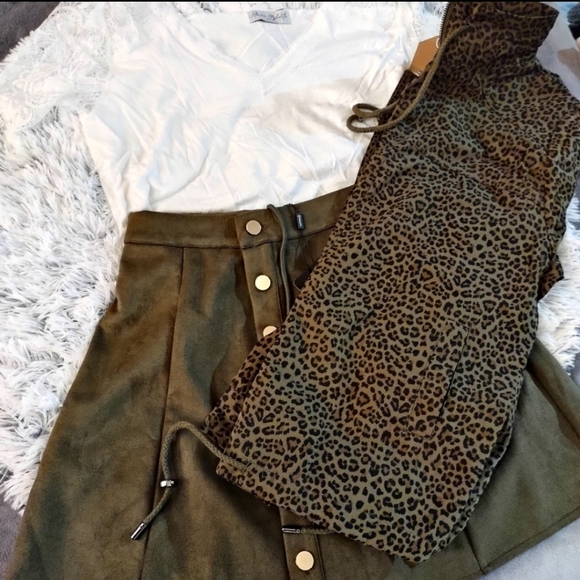 Lace Flounce Sleeve Deep V Neck Top NEW - Picture 4 of 4